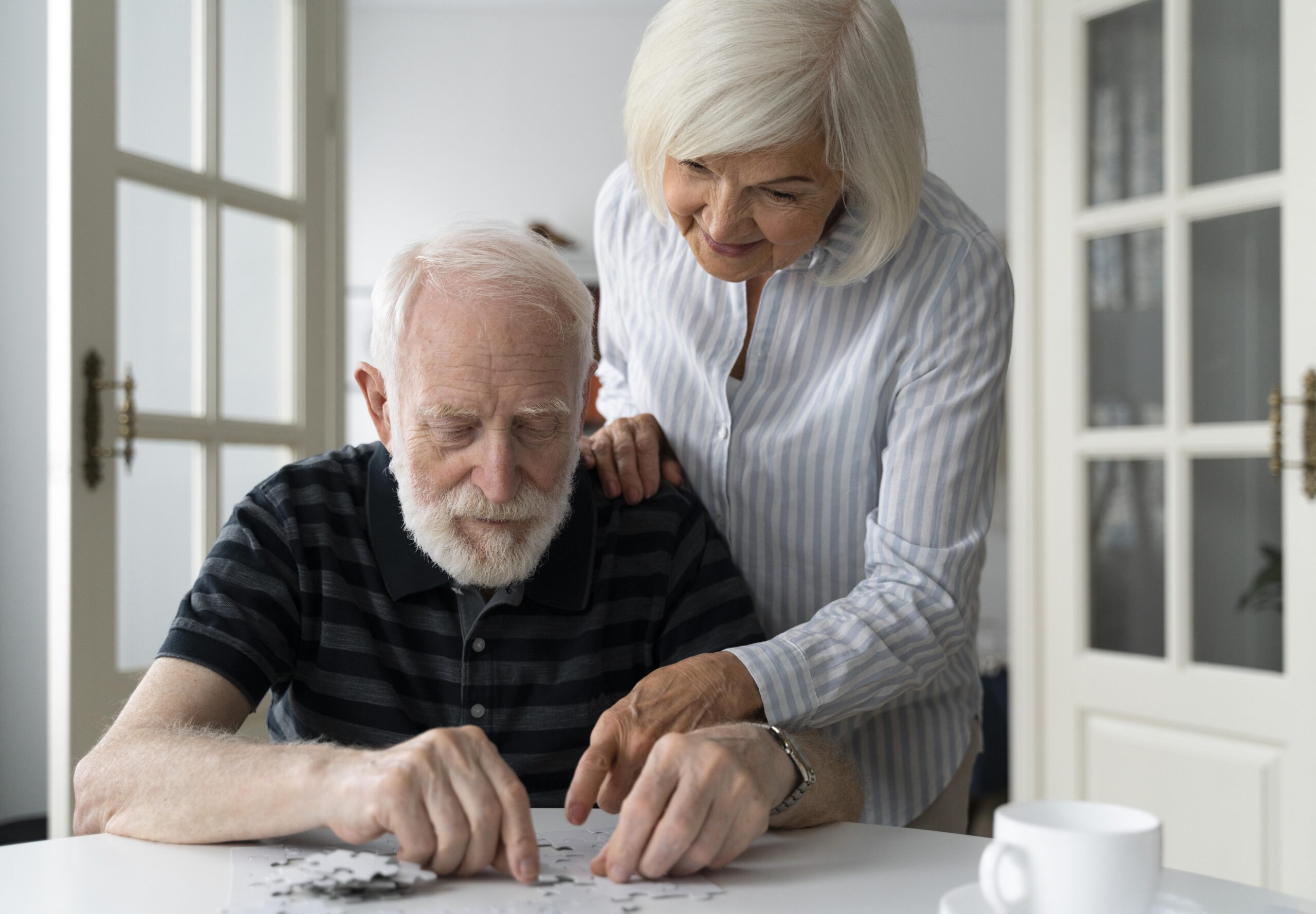 Conheça o donanemabe, o medicamento que pode retardar o avanço do Alzheimer em seus estágios iniciais. Descubra seus benefícios e como ele está transformando o tratamento no Brasil.