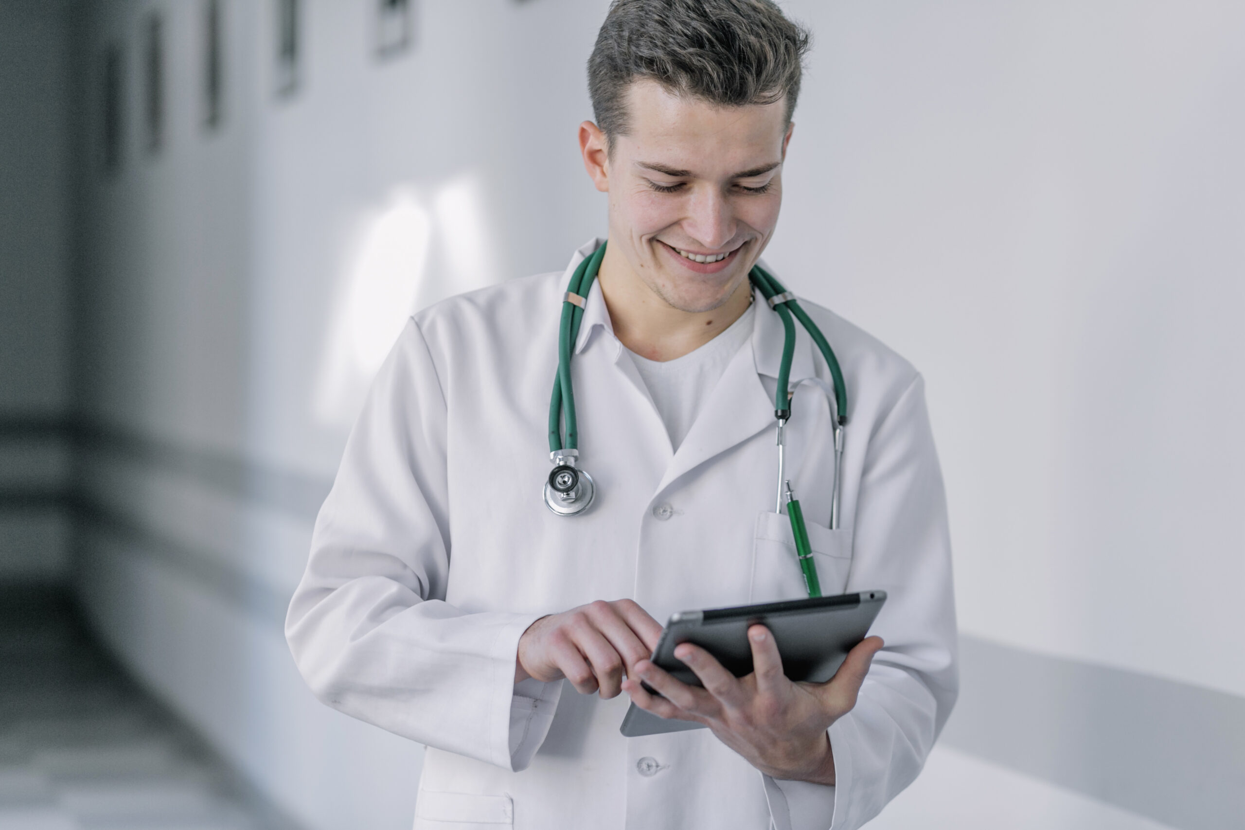 Com a LME Fácil, o município fortalece a atenção primária, otimiza a assistência farmacêutica e garante tratamento ágil e seguro aos pacientes que dependem de medicamentos de alto custo ou especializados. Essa solução digital promove a colaboração entre equipes e impacta positivamente a jornada do paciente no SUS.